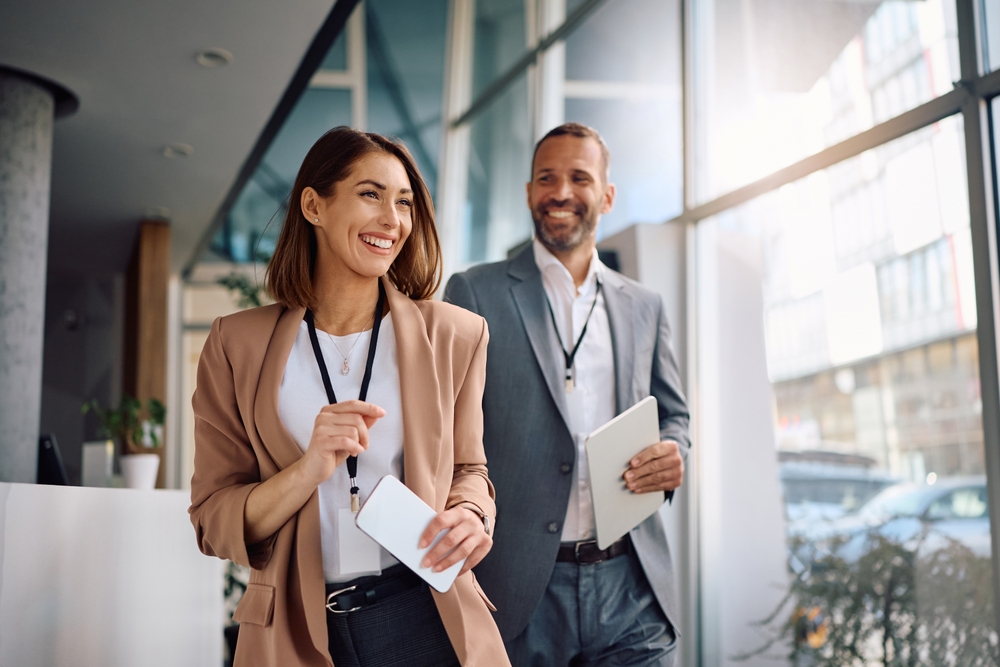 empresarios felices caminado oficina empresarial